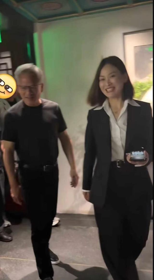 玩嗨了！黄仁勋在大爷烟斗上签名，库克买咖啡，特朗普儿子游长城 - 17