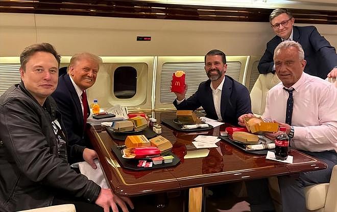 特朗普访日时，食用美国大米，访华途中，在飞机上便开始食用中餐 - 12