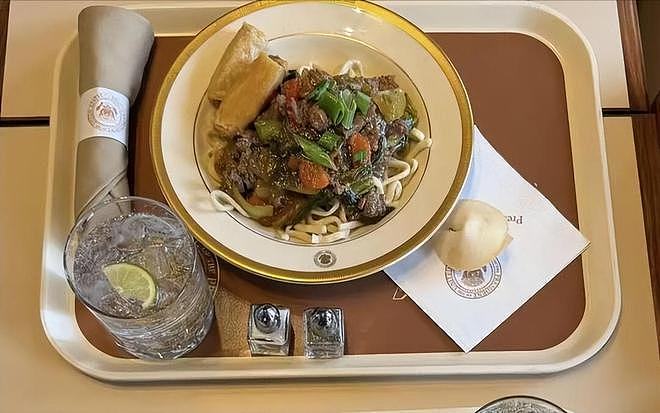 特朗普访日时，食用美国大米，访华途中，在飞机上便开始食用中餐 - 18