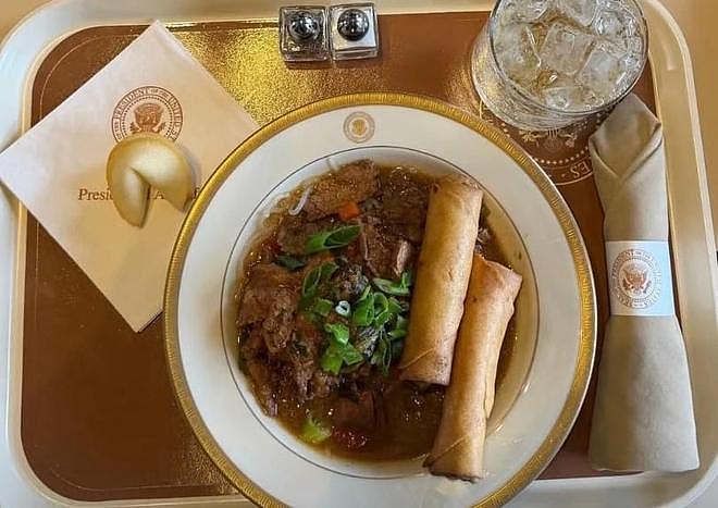 特朗普访日时，食用美国大米，访华途中，在飞机上便开始食用中餐 - 24