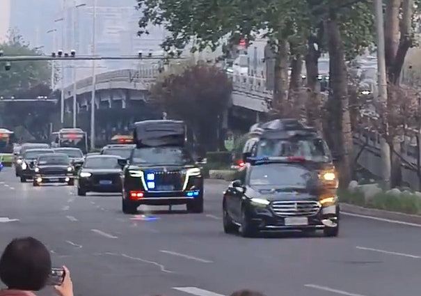 特朗普访华车队现神秘高顶红旗SUV,疑搭载反无人机系统 - 4