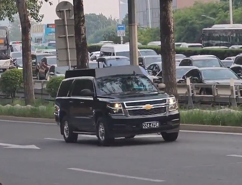 特朗普访华车队现神秘高顶红旗SUV,疑搭载反无人机系统 - 6