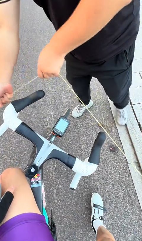 浙江一男子骑车险遭一横跨马路风筝线割脸，幸亏反应快躲过，男子报警后违规放风筝者作出经济赔偿；当事人：对方已道歉，但态度令人心寒 - 1
