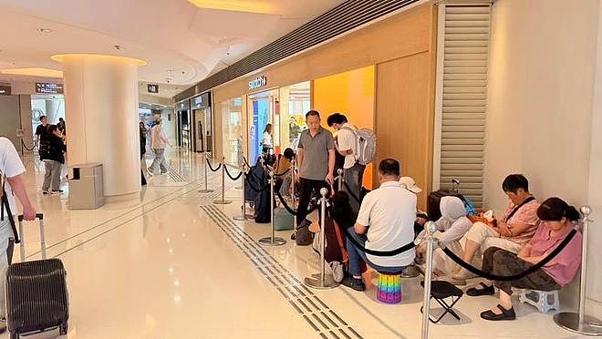 太离谱!原价2700元炒到近7万元!深圳有人通宵排队…(组图) - 1