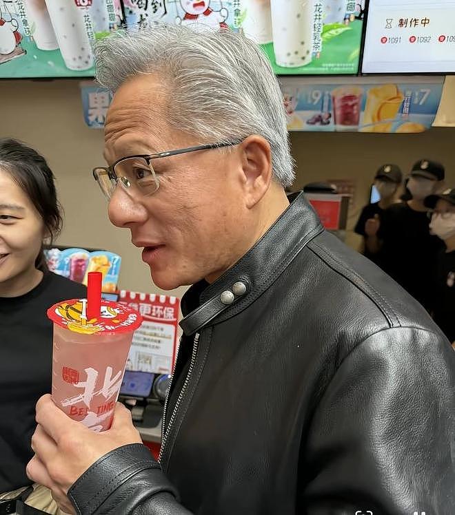 蜜雪冰城上线黄仁勋“大佬同款”！有人一次买30杯，门店申请设置“黄仁勋打卡点”（组图） - 1