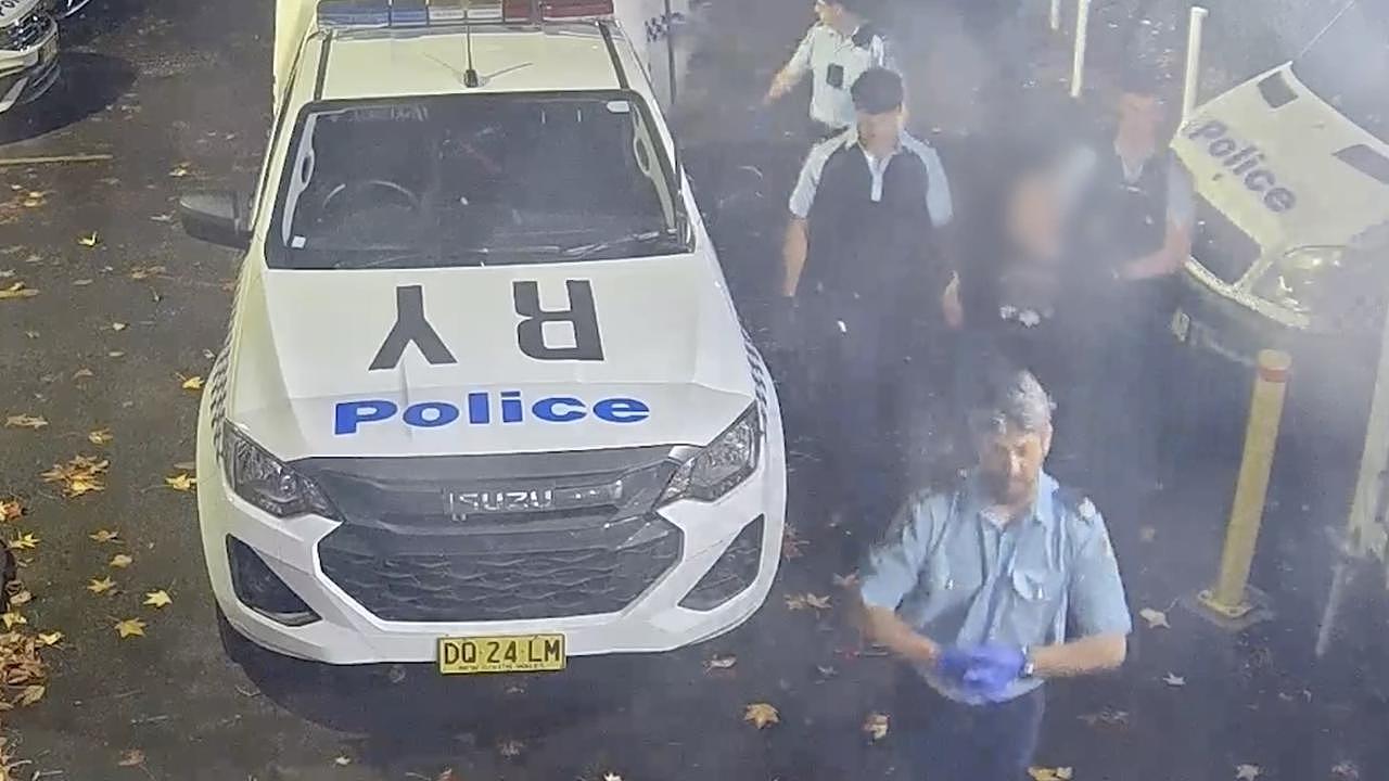 澳超市惊现持斧男子！顾客遭随机袭击，警方封锁现场逮捕1人（组图） - 1