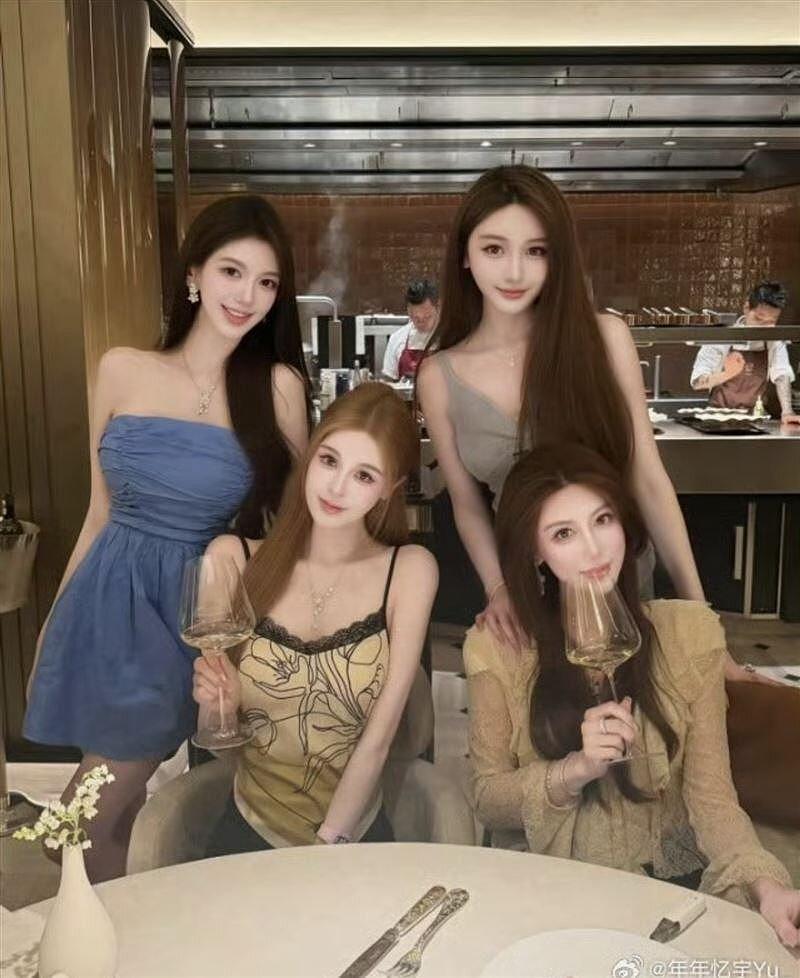 黄晓明旧爱晒闺密合照翻车！4人“共用”1张脸，网友：像AI生成（图） - 1