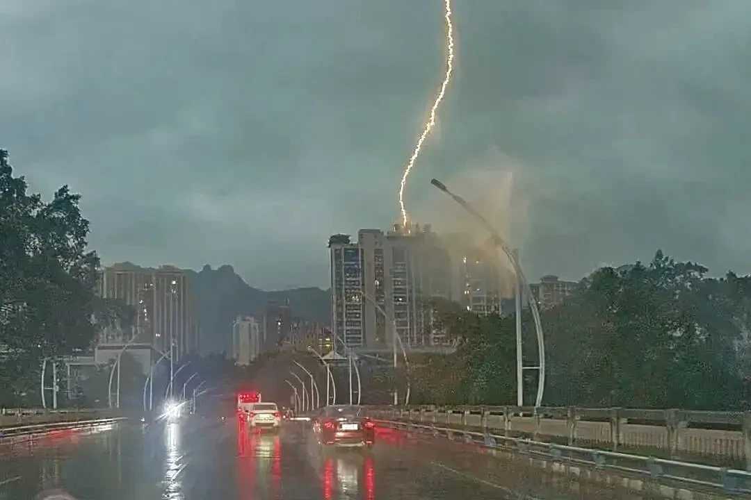 广西一大楼遭雷击，电光直贯楼顶...（组图） - 1