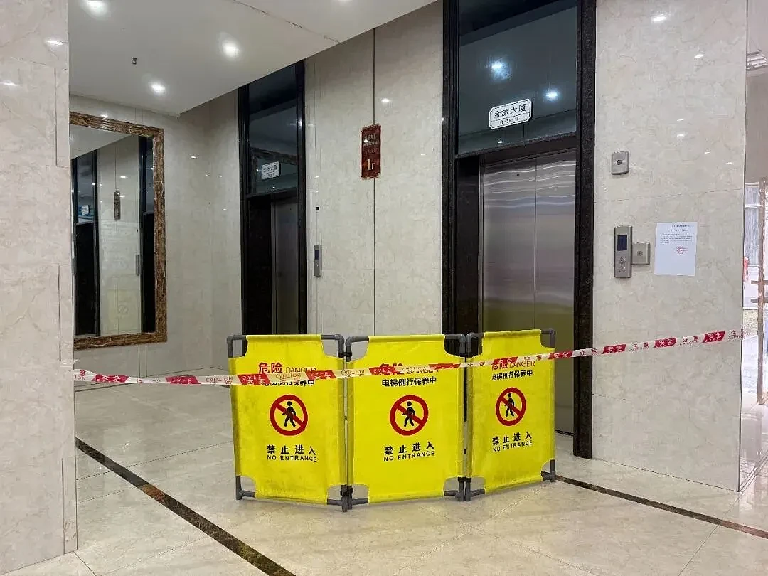 广西一大楼遭雷击，电光直贯楼顶...（组图） - 2