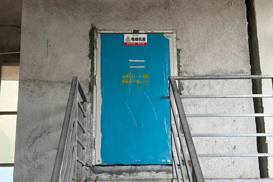 广西一大楼遭雷击，电光直贯楼顶...（组图） - 4