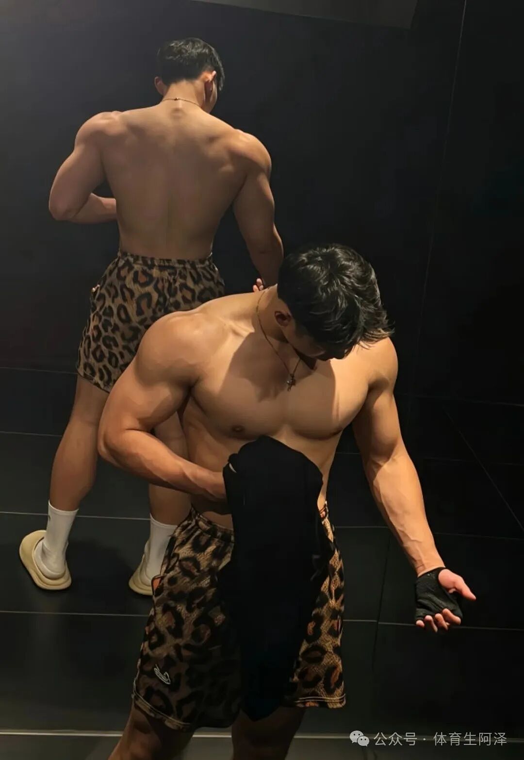 【帅哥】圈内精壮猛1打桩机找到啦!宽肩窄腰身材超棒...(组图) - 12