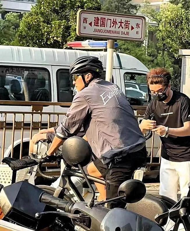 44岁谢霆锋北京骑行被拍，侧颜帅炸似少年，网友：说24岁都信 - 2