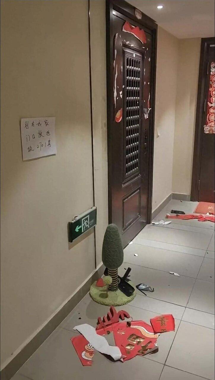 女子提醒邻居“别在门口放垃圾”,被凌晨撬锁破门殴打 - 1