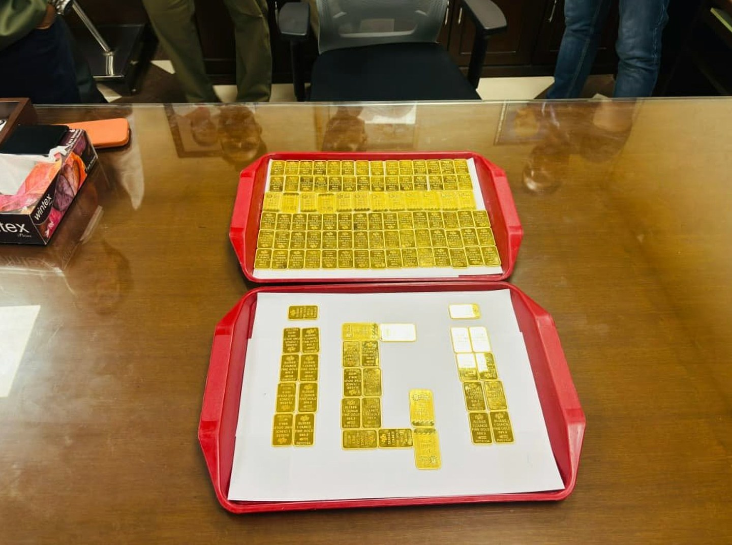 美国男子涉走私黄金印度机场被捕，裤子内遭搜出115根24K金条 - 3