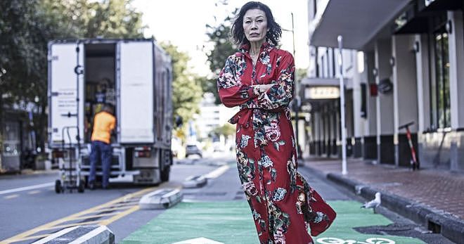 65岁华人阿姨因找到对象在新西兰上新闻！出演“China Girl”成名，曾被多国禁播 - 22