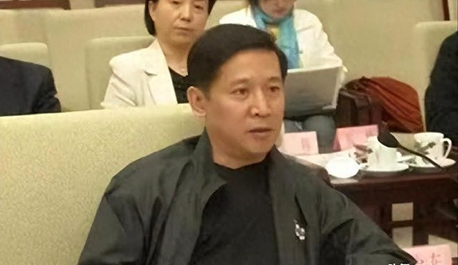 “少帅厅长”郑少东：雪茄烟500元一支，喝的普洱茶30万一两 - 1