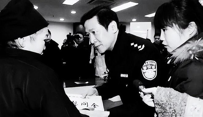 “少帅厅长”郑少东：雪茄烟500元一支，喝的普洱茶30万一两 - 3