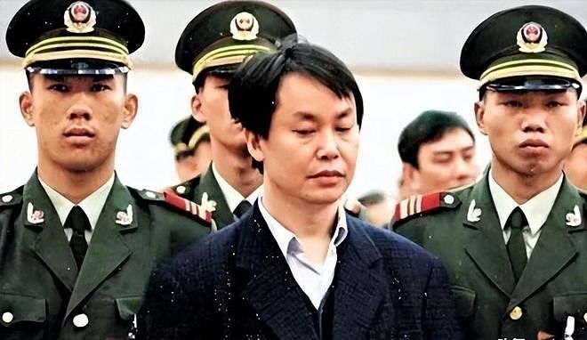 “少帅厅长”郑少东：雪茄烟500元一支，喝的普洱茶30万一两 - 5