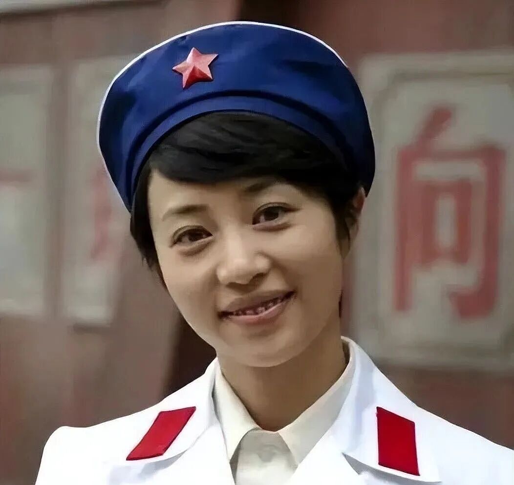 爷爷是表演艺术家,老公是北电院长,她不拼背景拼实力成人生赢家(组图) - 1