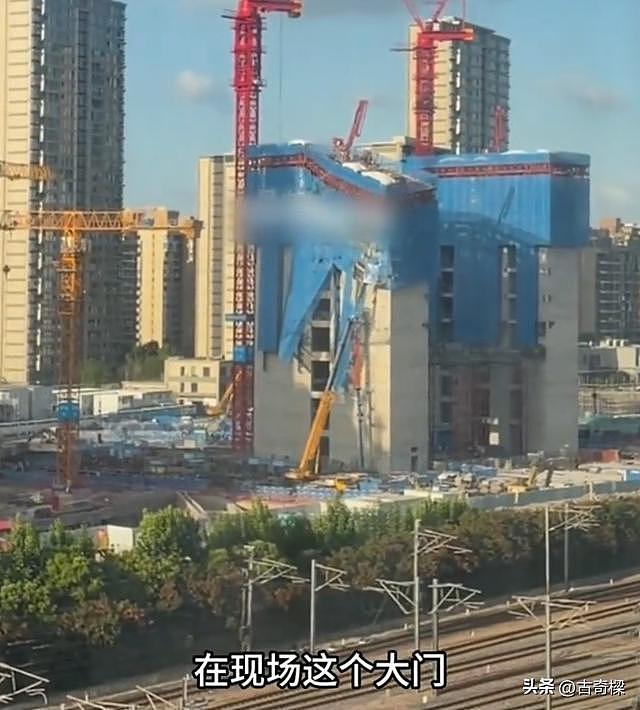 上海京东总部大楼歪了？施工方回应：脚手架变形，楼体本身没问题 - 1