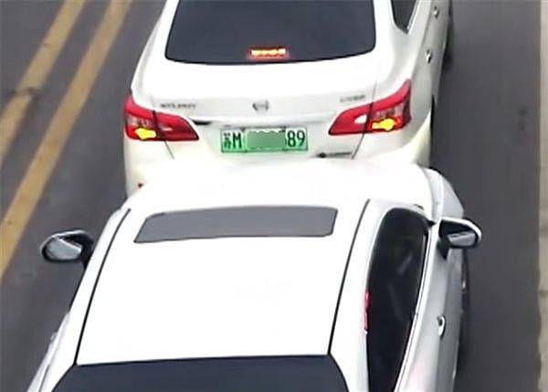 后车失控，女车主用自己车死死顶住！东风日产赠车主一辆N6新车 - 2
