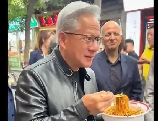 扒出黄仁勋天价皮衣账单,才明白什么叫降维打击 - 1