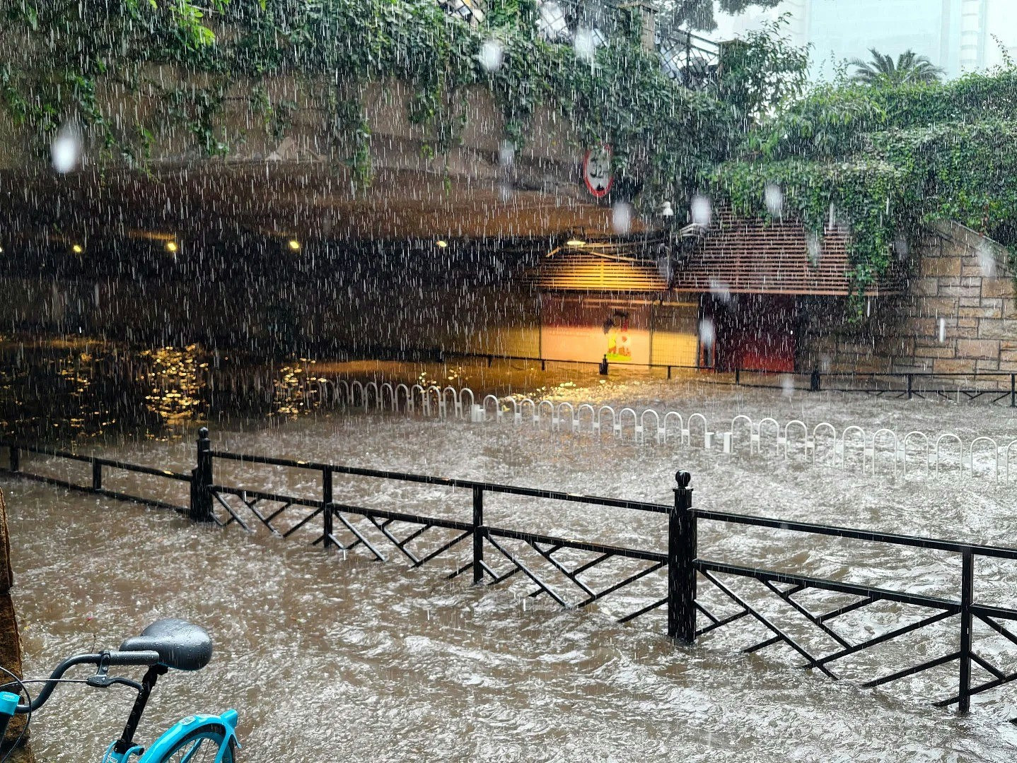广州暴雨多处内涝!儿童遭急流冲走,外卖员逆水狂奔救人(组图) - 2