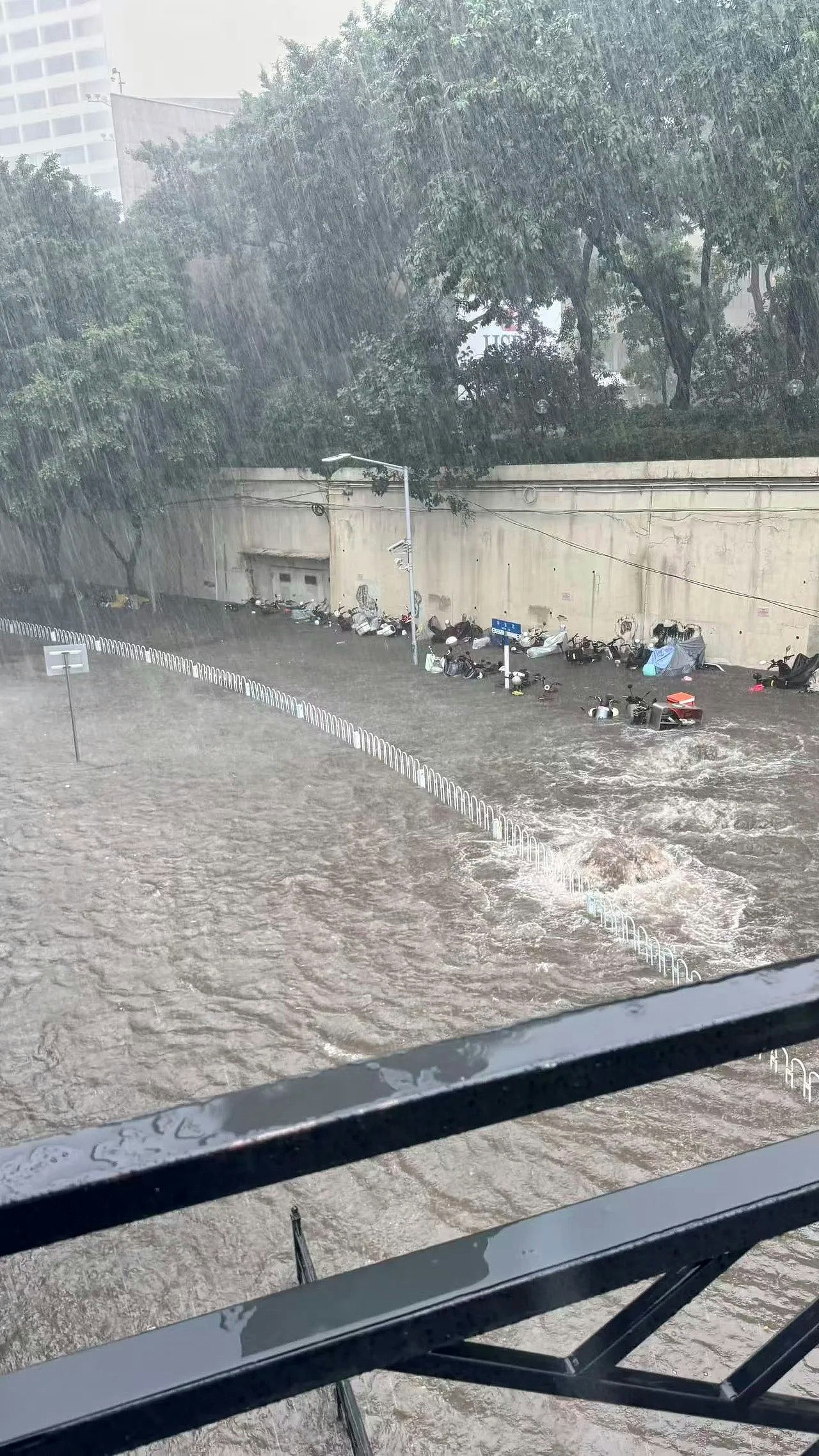 广州暴雨多处内涝!儿童遭急流冲走,外卖员逆水狂奔救人(组图) - 3