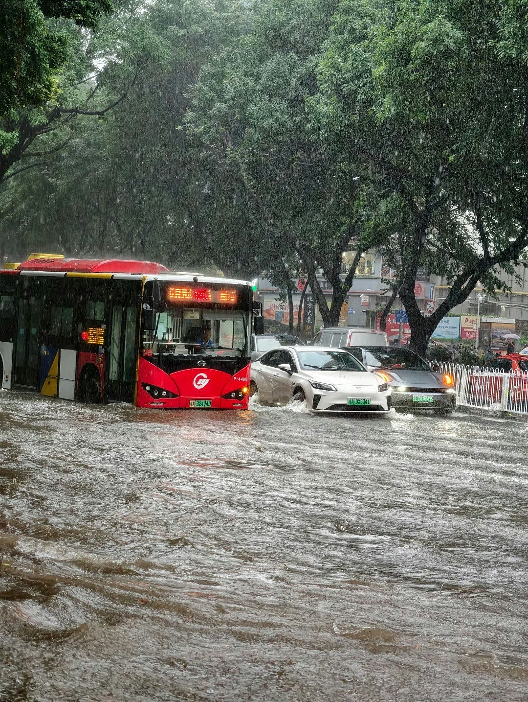 广州暴雨多处内涝!儿童遭急流冲走,外卖员逆水狂奔救人(组图) - 5