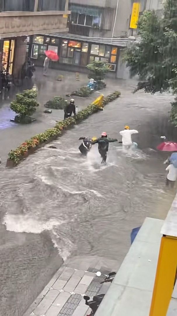 广州暴雨多处内涝!儿童遭急流冲走,外卖员逆水狂奔救人(组图) - 7