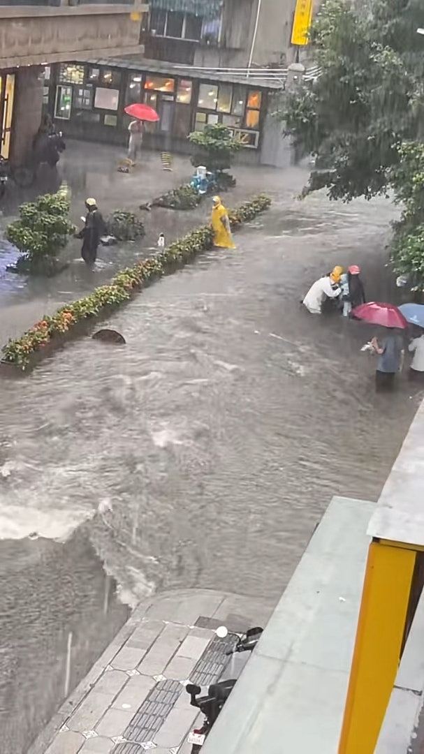 广州暴雨多处内涝!儿童遭急流冲走,外卖员逆水狂奔救人(组图) - 8