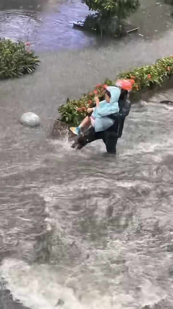 广州暴雨多处内涝!儿童遭急流冲走,外卖员逆水狂奔救人(组图) - 9