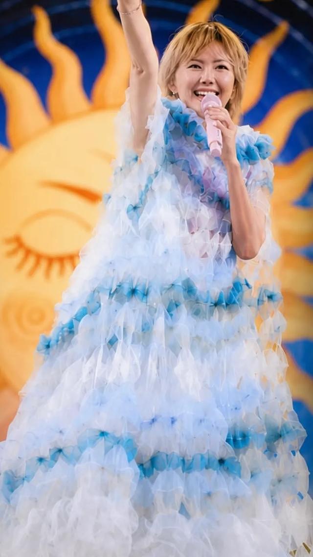 太拼了！孙燕姿演唱会突发腿抽筋，强忍疼痛完美开唱引全网热议 - 1