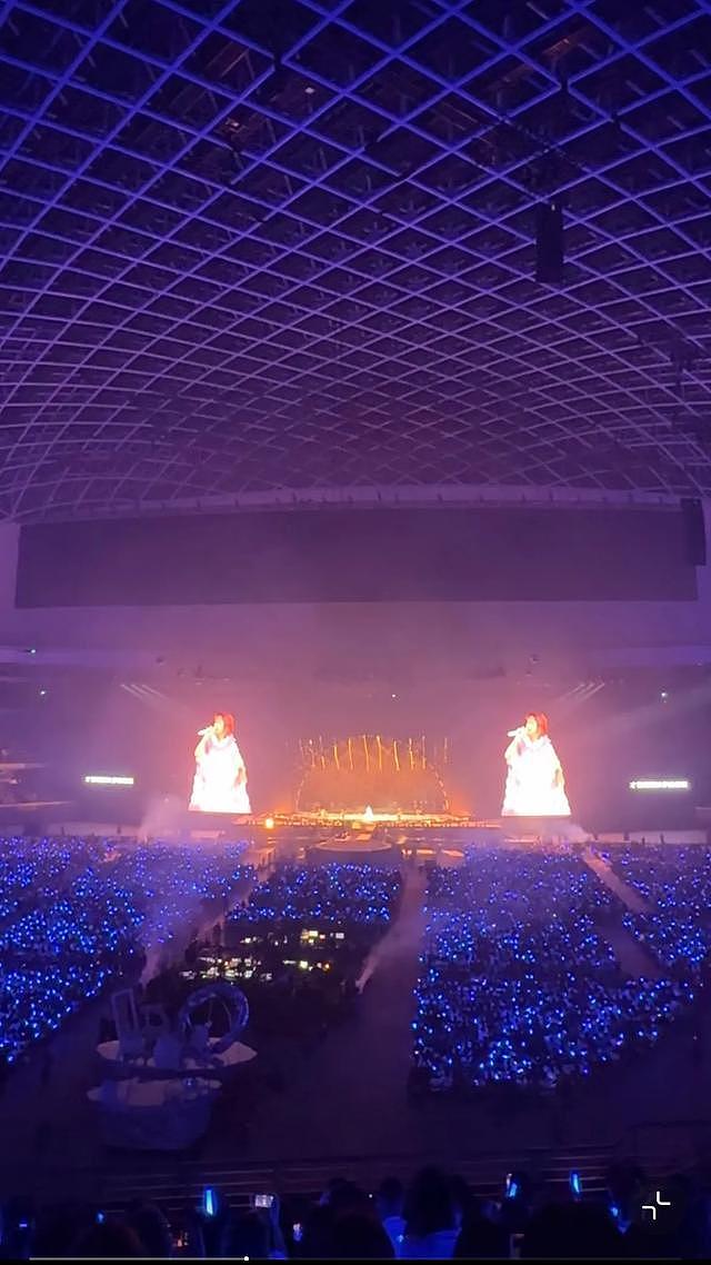 太拼了！孙燕姿演唱会突发腿抽筋，强忍疼痛完美开唱引全网热议 - 3