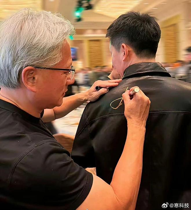黄仁勋在辣妹胸口签名后,更炸裂的来了(组图) - 8