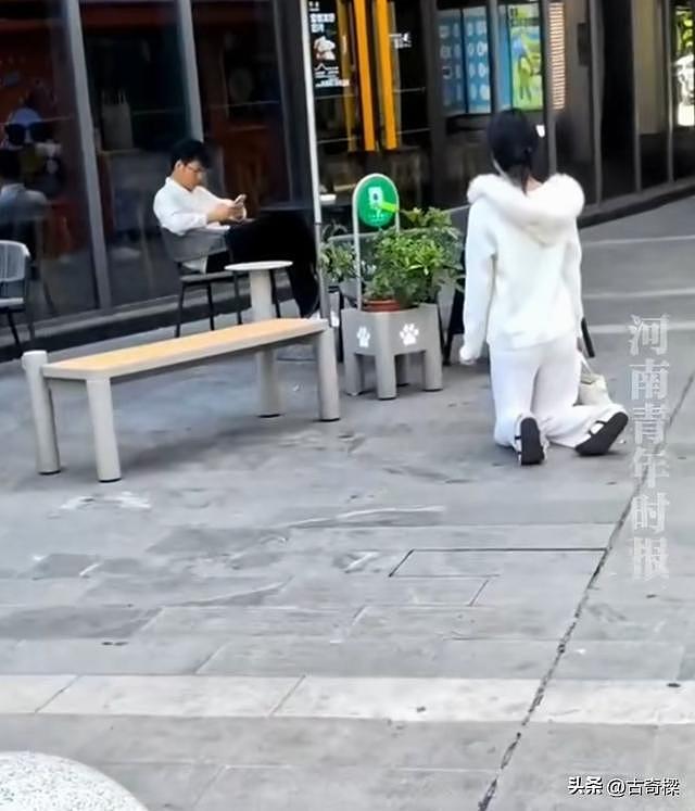 怎么回事？上海一女子当众跪地痛哭，男子低头玩手机全程无动于衷（组图） - 1
