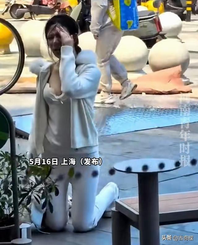 怎么回事？上海一女子当众跪地痛哭，男子低头玩手机全程无动于衷（组图） - 2