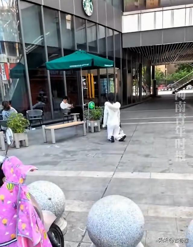 怎么回事？上海一女子当众跪地痛哭，男子低头玩手机全程无动于衷（组图） - 3