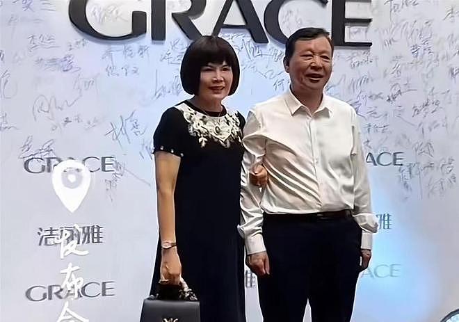洁丽雅周年庆变吃瓜大会:父亲携神秘女子走红毯,少爷C位尴尬了(组图) - 1