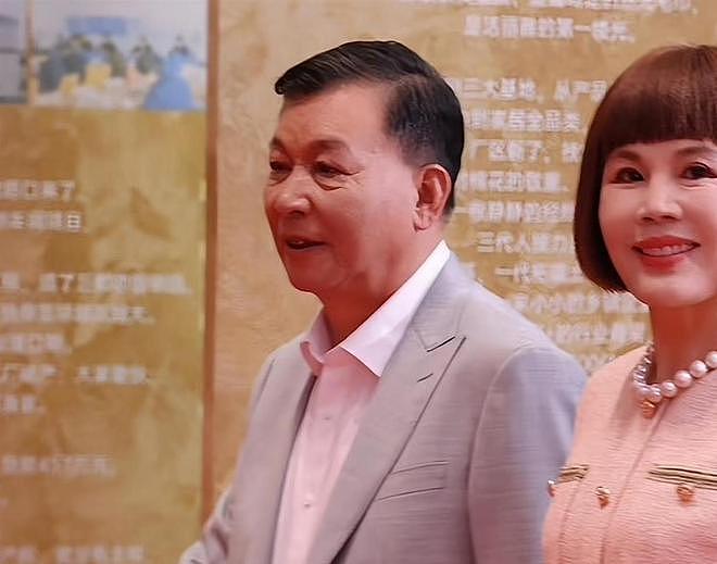 洁丽雅周年庆变吃瓜大会:父亲携神秘女子走红毯,少爷C位尴尬了(组图) - 2