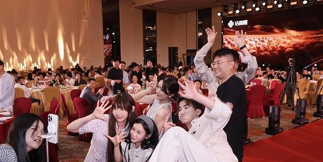 洁丽雅周年庆变吃瓜大会:父亲携神秘女子走红毯,少爷C位尴尬了(组图) - 4