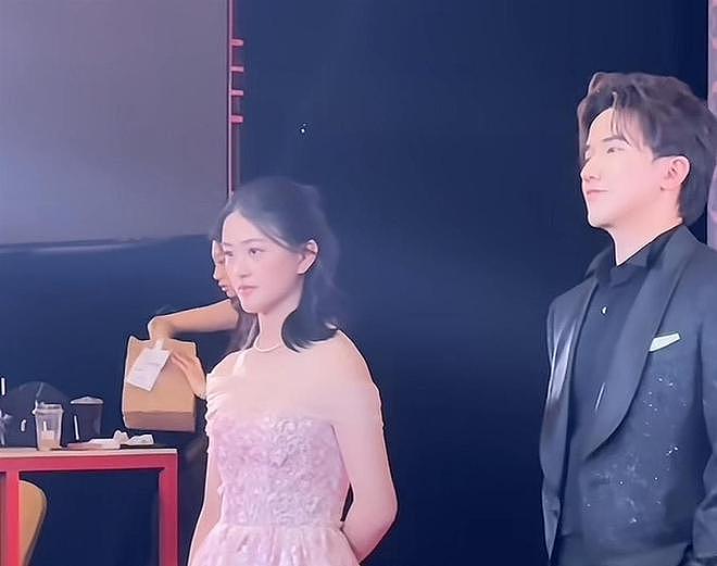 洁丽雅周年庆变吃瓜大会:父亲携神秘女子走红毯,少爷C位尴尬了(组图) - 5