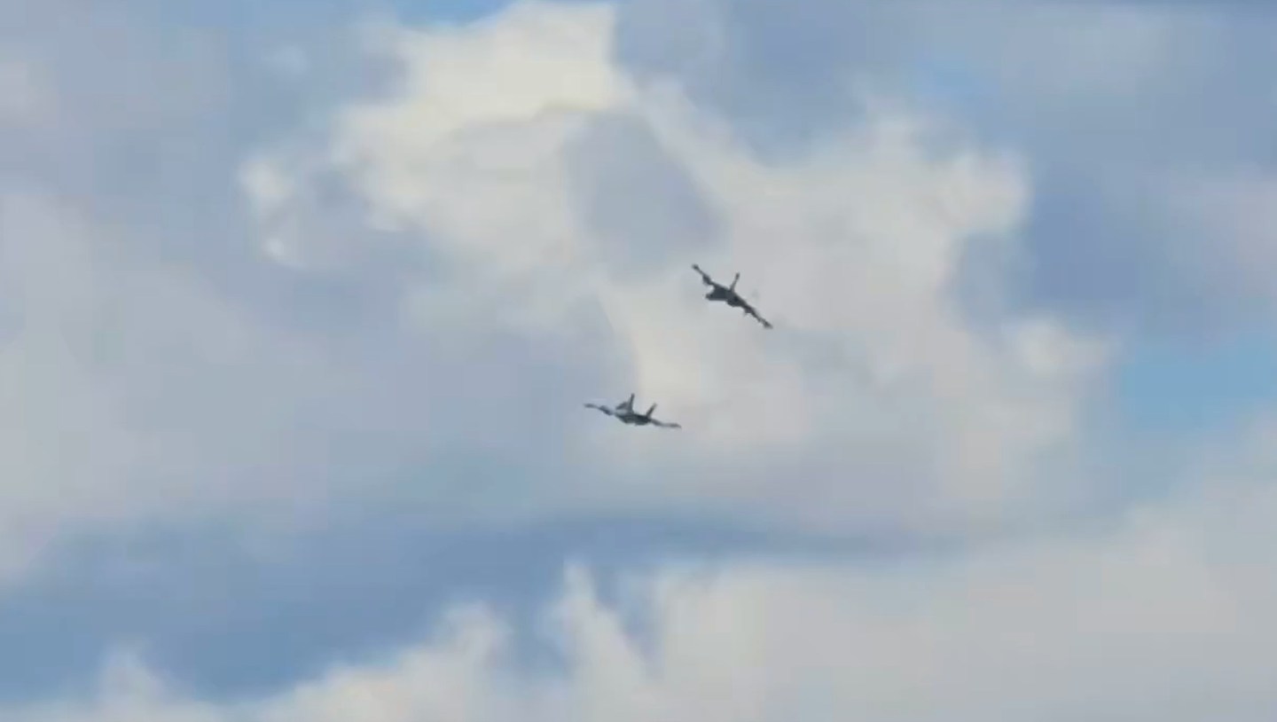 美军战机空中相撞,坠地爆炸!飞行员弹射逃生(视频/组图) - 2
