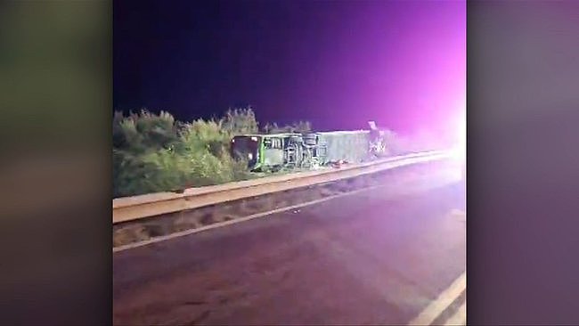澳旅游大巴侧翻致1死28伤！幸存游客：司机曾坦言车况不佳，很后悔当时没说（组图） - 4