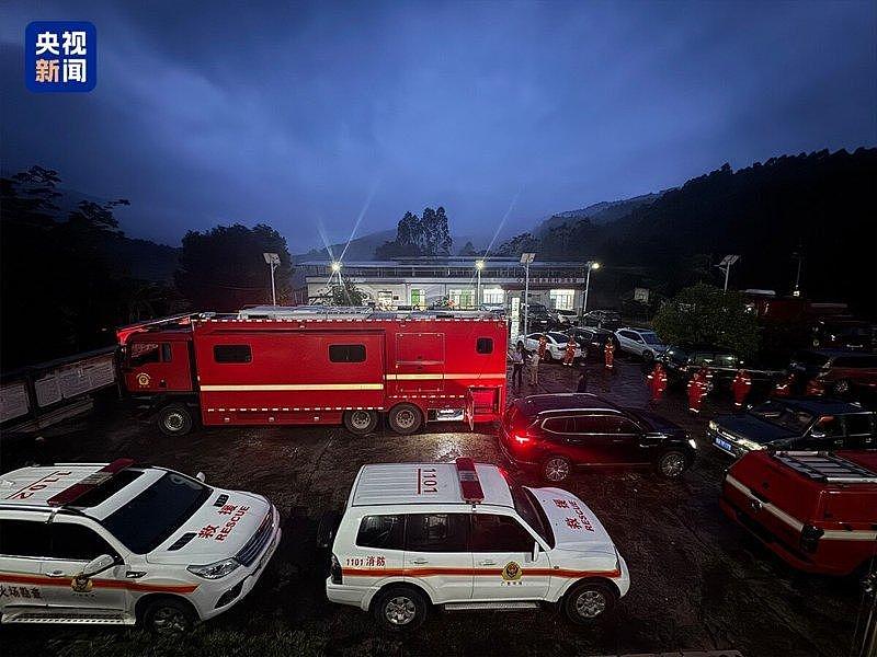 广西环江皮卡车坠河已酿4死,仍有6人失联(图) - 1