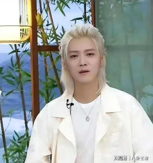 关晓彤惨了！鹿晗浮肿发福，右手长了很多溃烂型血疮，疑得了脏病（组图） - 2