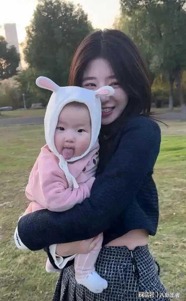 惊天反转!王思聪承认女儿存在,不用亲子鉴定,闪闪可享千亿继承(组图) - 2