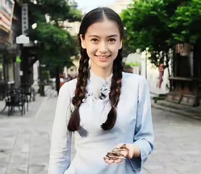 37岁杨颖贵州活动照曝光!面相变了脸肿嘴歪眼没光,颜值大不如前(组图) - 1
