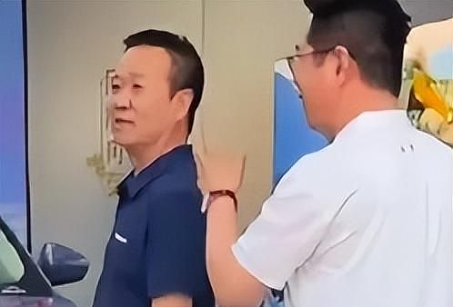 孙颖莎父亲在河北提车!戴着女儿送的表很傲娇,已帮女儿收4辆车(组图) - 2