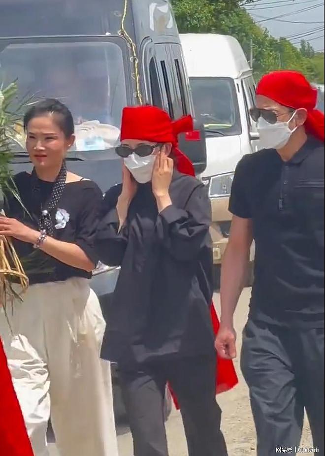 61岁郭富城推掉工作陪妻子千里奔丧,戴红孝帽跪拜没一点天王架子(组图) - 1